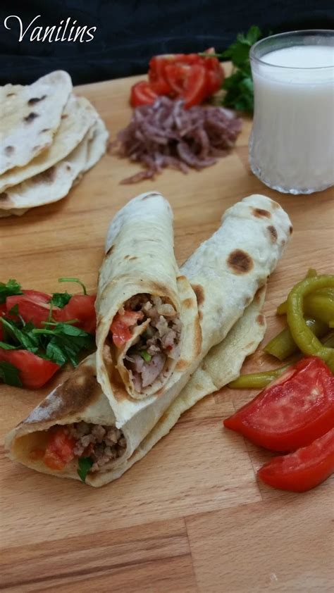 Afterwards meat is wrapped with lavaş bread together with chopped onions, chopped, preferably skinless tomato slices, green peppers. Tantuni | Vanilins