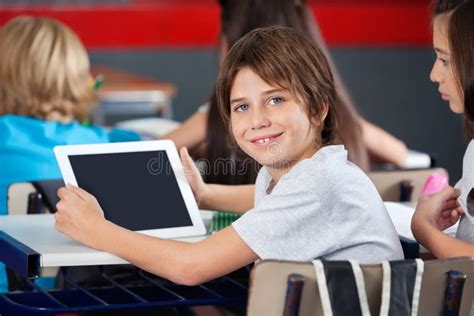 Schulkinder Mit Digital Tablet Das Herein Sitzt Stockbild Bild Von Digital Schreibtisch