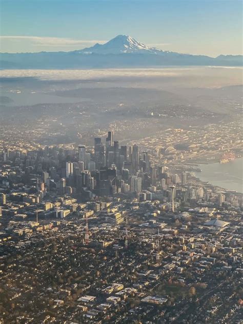 Photographer Captures Seattle Lined Up With Mt Rainier