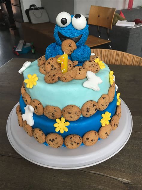 The first birthday cake must be unique and the center of attraction. Cookie Monster birthday cake for my 1 year old baby boy ...