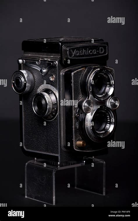 An Old Yashica Twin Lens Reflex Tlr Camera Stock Photo Alamy