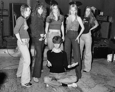 The Runaways With Kim Fowley 1975 The Runaways Photo 15493161 Fanpop