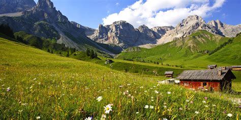 The lifts and gondolas are running even in summer which might come quite handy when embarking on long and challenging. VAL DI FASSA RUNNING VOLVO: un sogno ad occhi aperti - Triathlontime