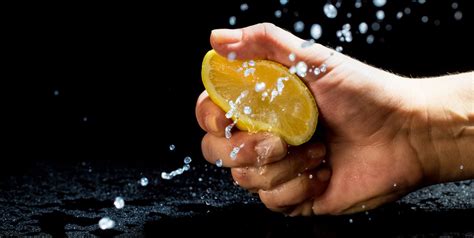 How To Squeeze A Lemon Juice Citrus Without A Juicer