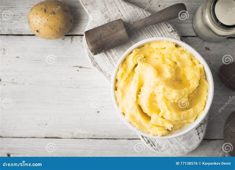 在碗的土豆泥在与瓶的白色木桌上牛奶顶视图 库存照片 图片 包括有 厨师 素食主义者 水平 软糊状食物 77138576