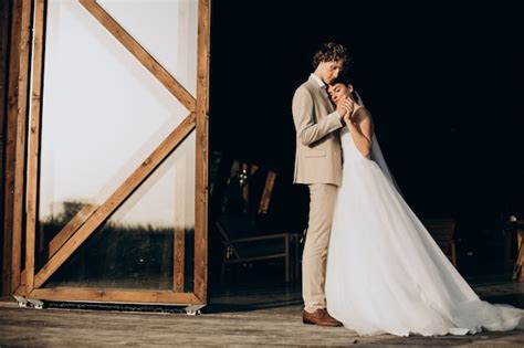 Joven Pareja De Novios En Su Boda Foto Gratis