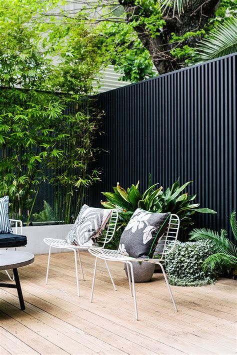 Get inspired to transform an unusued side yard alongside your home into a vibrant oasis. black-side-yard-fence-with-bamboo-trees - HomeMydesign