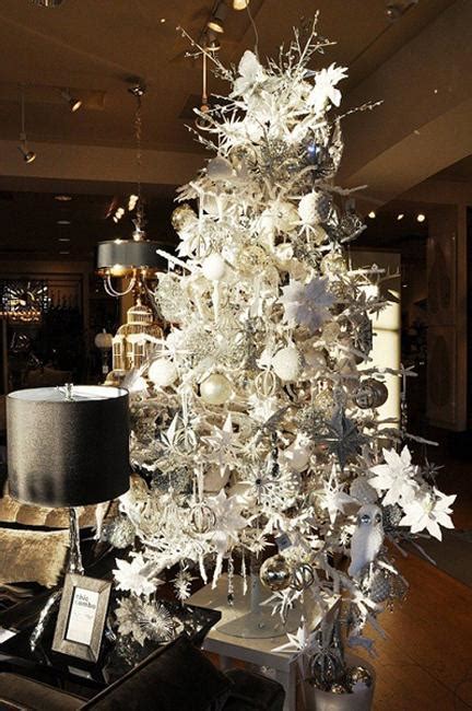 Go big on the christmas lights and twinkly string lights, and don't hold back on the ornaments for the christmas tree. Black and White Christmas Tree Decorating Ideas