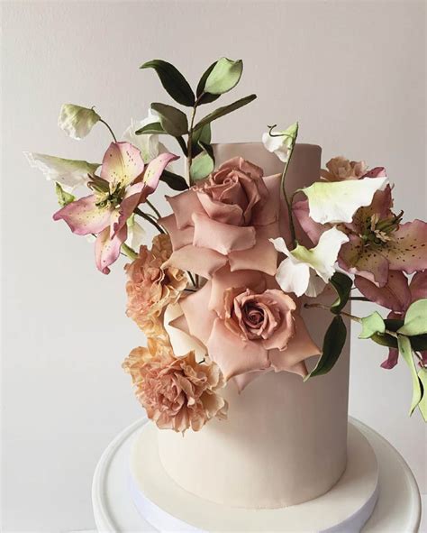 amazingly realistic sugar flowers for decorating multi tier wedding cakes