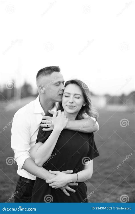 zwarte en witte foto van de man die zijn vrouw aan het kussen is buiten stock foto image of