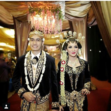 Pose foto pengantin muslimah tentu saja sangat menjadi sorotan yang sangat menarik. Baju Adat Jawa Pakai Jilbab - Pakaian Adat