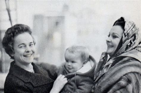 Vivien Leigh With Grandson Rupert And Daughter Suzanne Vivien Leigh