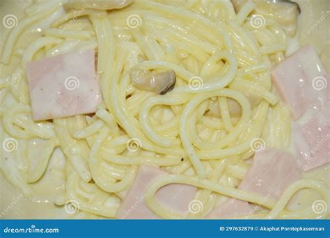 Steamed Spaghetti White Cabonara Cream Sauce Topping Slice Ham Pork On