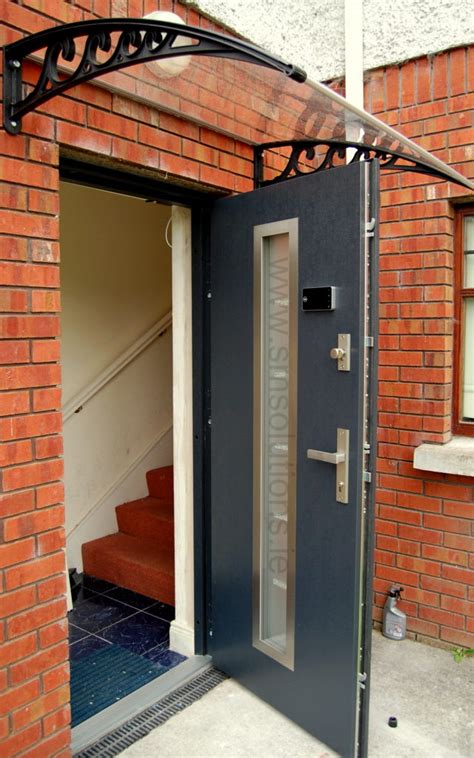 With a lightweight canopy over your main entrance, you can protect yourself and visitors against rain, hail and snow. Door canopy - SM Solutions
