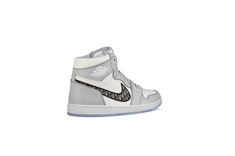 Dior and nike's jordan brand are rumored to drop a luxe air jordan 1 sneaker limited to just 1,000 pairs. La sneaker di Jordan e Dior: Air Jordan I High OG Dior. Le ...