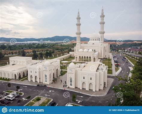 Masjid sri sendayan merupakan sebuah masjid yang terletak di bandar sri sendayan, negeri sembilan. Masjid Seri Sendayan Aerial View Stock Photo - Image of ...