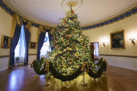 White house christmas decorations 2020 images with masks. Melania Trump unveils White House holiday display — PHOTOS ...