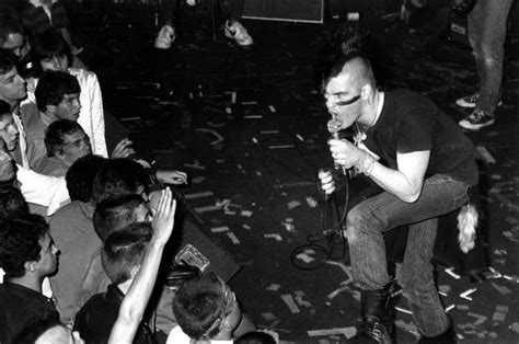 26 Pictures That Show Just How Hardcore 70s Punk Really Was Joey Ramone Johnny Rotten Joe