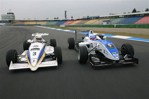 Formula 1, which began in 1950, is an iconic global motorsports business. Formel 3-Renner im Tracktest: Generationenvergleich VW ...