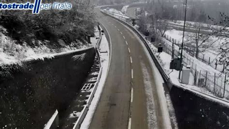 Incidente autostrada a7, auto cappottata. Neve in autostrada A7 e A26 il 1 gennaio 2021: niente ...