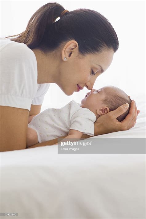 Mother Holding Her Sleeping Baby Stock Foto Getty Images