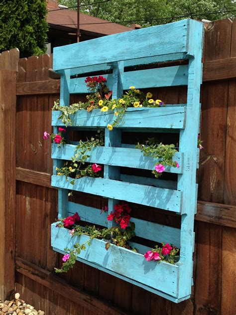 Spray Painted Pallet And Used As A Planter Pallet Painting Painting