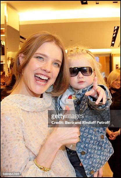 Natalia Vodianova And Daughter Photos And Premium High Res Pictures Getty Images