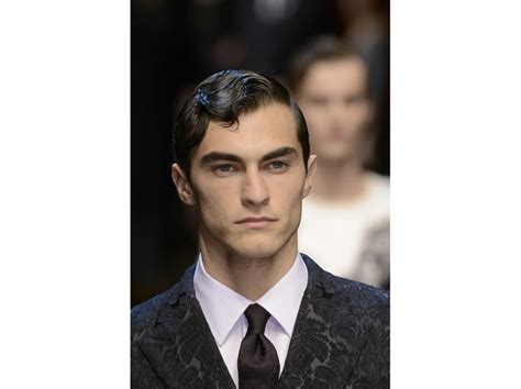 Lo stile è da vero gentleman o più casual a seconda di come si porta il ciuffo frontale. Tagli capelli uomo: la riga ora si porta di lato - Grazia.it