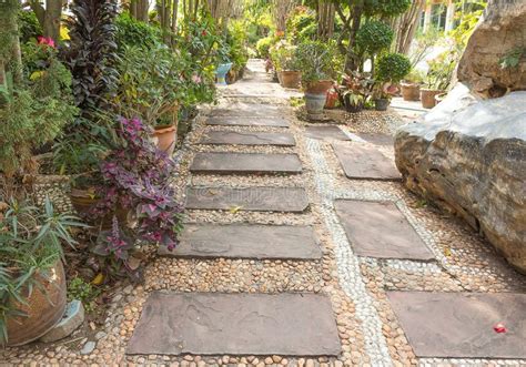 Pour faire un chemin de dalles en pierre dans votre jardin, il faut creuser des formes différentes pour chaque pierre. Chemin En Pierre De Manière De Promenade à L'arrière-plan ...