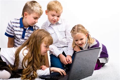 Niños Con La Computadora Portátil Imagen De Archivo Imagen De
