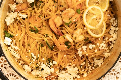 Μια υπέροχη συνταγή για ένα πεντανόστιμο φαγητό που θα απολαύσετε με όλη στην οικογένεια και εσείς που νηστεύετε και αυτοί. Garidomakaronada: Greek-Style Shrimp & Pasta | Recipe ...