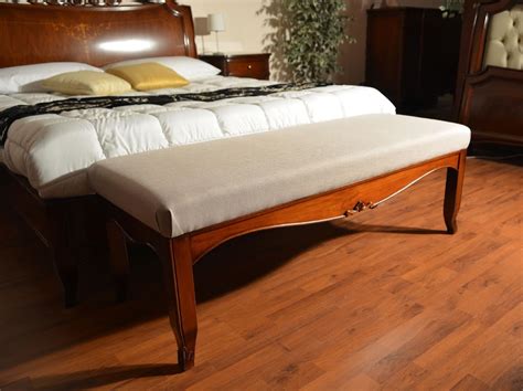 Oltre a queste abbiamo anche un piccolo spazio per le panche fondo letto da utilizzare in camera da letto o soggiorno. Panca classica di lusso, imbottita, personalizzabile ...