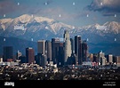 El horizonte de Los Angeles, en un día claro, con nieve en las montañas ...