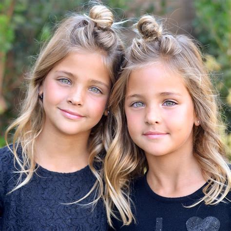 Espalda completa en tinta blanca por @tweakt, con la ayuda. Las hermanas de 7 años conocidas como las gemelas más ...