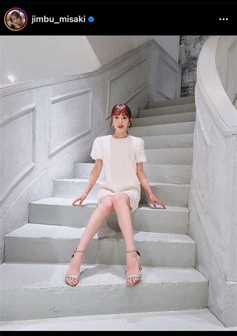 27歳・神部美咲、見えちゃいそうなミニスカワンピ！階段で座る姿に「やっぱり良いよねぇ〜」「可愛い」 スポーツ報知