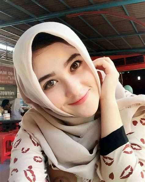 Foto Ibu Lurah Cantik Berjilbab Tante Ara