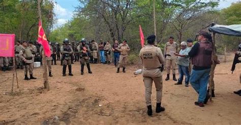 Pm Cumpriu Mandado De Reintegração De Posse Em Fazenda Ocupada Por 250 Pessoas Em Carinhanha