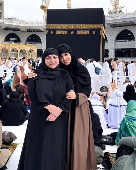 Kinza Hashmi Shared Beautiful Picture From First Umrah With Mother