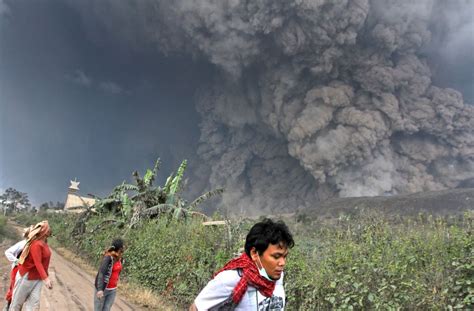 Indonesia Volcano Erupts Again Kills At Least 14 Daily News