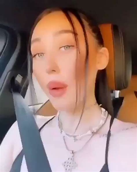 noah cyrus brasil on twitter noah cyrus ouvindo e cantando 7 rings da ariana grande