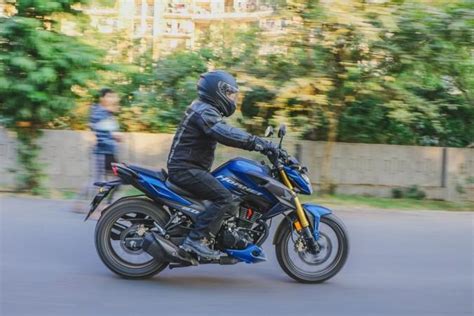 So we thought, why not have it on the honda hornet 2.0? Honda Hornet 2.0 Review; mileage, fuel efficiency, top ...