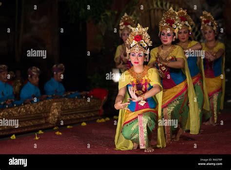 Danse Barong Traditionnelle Dans Un Ancien Temple Hindou à Bali Barong