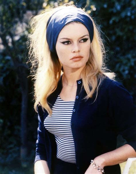 These Cool Pics Show Headband Styles That Women Often Wore From The