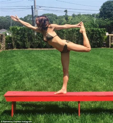 Bethenny Frankel Bends Over Backwards Striking A Yoga Pose Daily Mail
