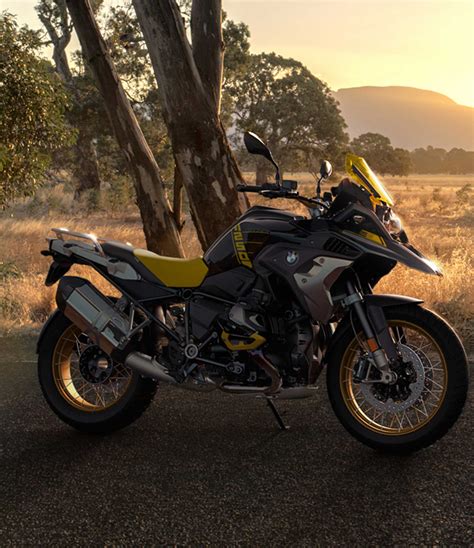Other motorcycle manufacturers, aligned the cylinders with the frame, one cylinder facing towards the front wheel and the other towards the back there are currently three lines of bmw motorcycles: 2021 BMW R1250GS Edition 40 Guide • Total Motorcycle