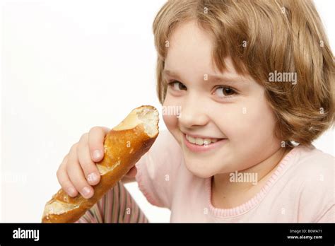 Jahre altes Mädchen essen eine baguette Stockfotografie Alamy