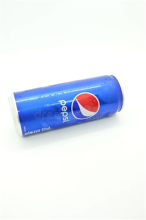 Una Lata De Pepsi Azul Contra Aislados Foto Editorial Imagen De Bebida Refresco