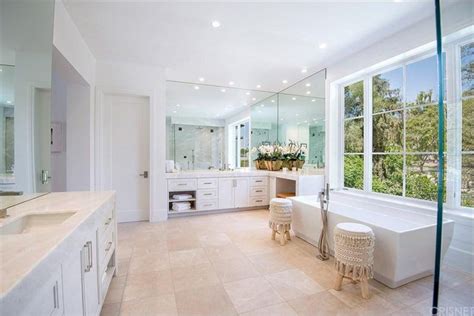 Look Inside 46 Celebrities Absurdly Luxurious Bathrooms With Images