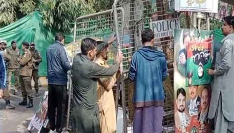 توشہ خانہ کیس میں گرفتاری کا حکم، عمران خان کی رہائشگاہ جانیوالے راستوں پر رکاوٹیں کھڑی