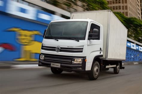 Delivery (commerce), of goods, e.g.: Lançamento da nova linha de caminhões leves Volkswagen ...